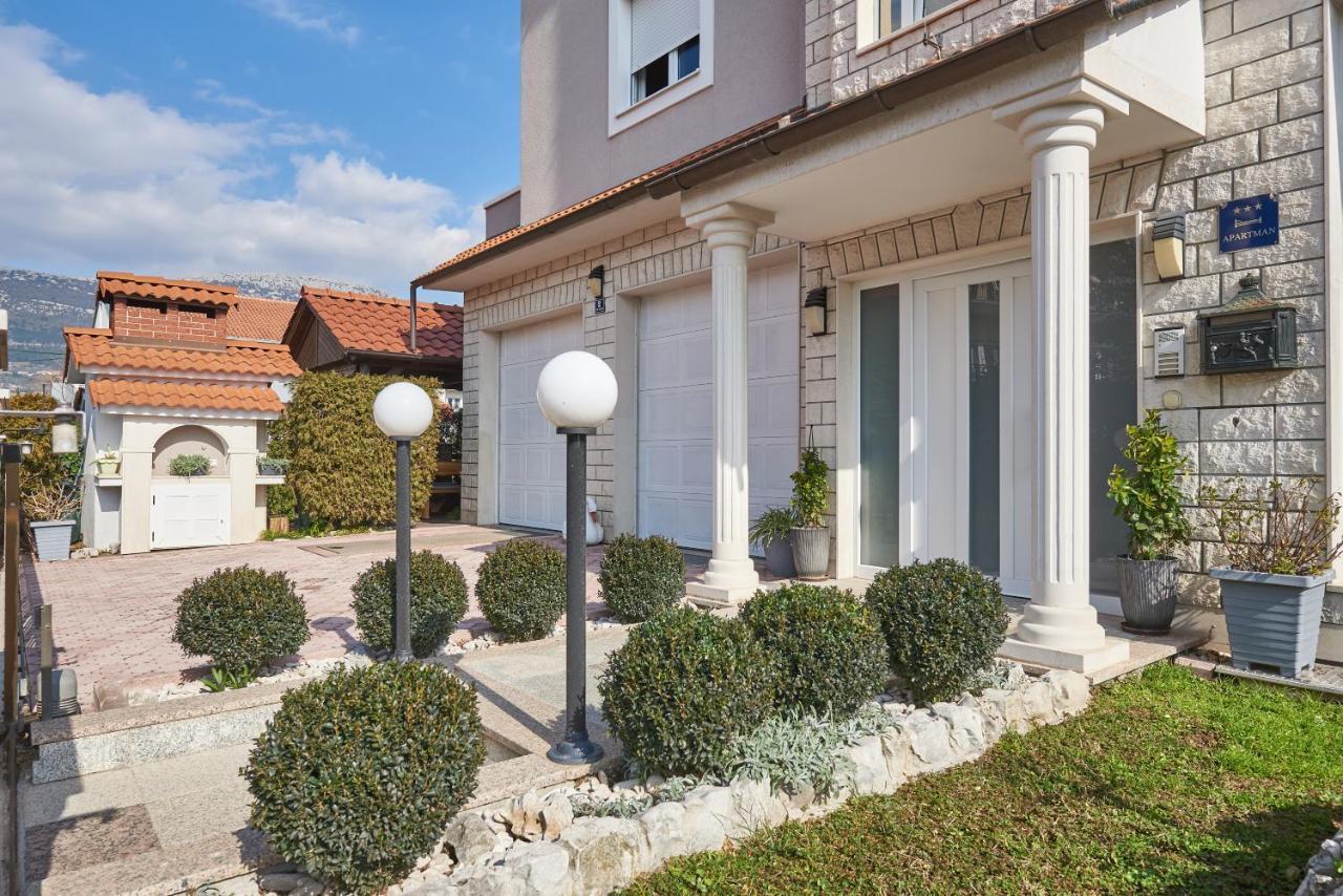 Apartments Lovric With Sea View Kaštela المظهر الخارجي الصورة