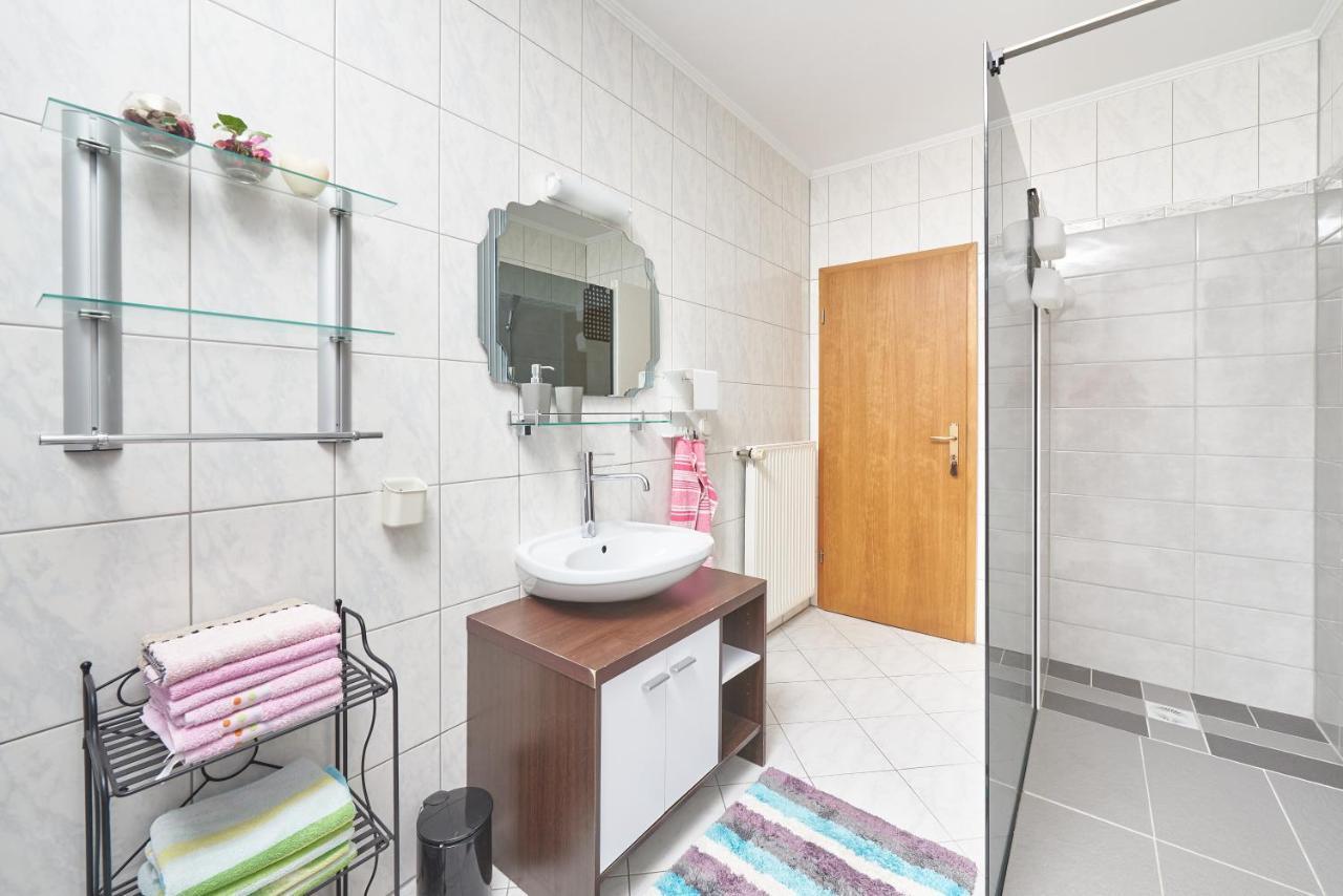 Apartments Lovric With Sea View Kaštela المظهر الخارجي الصورة