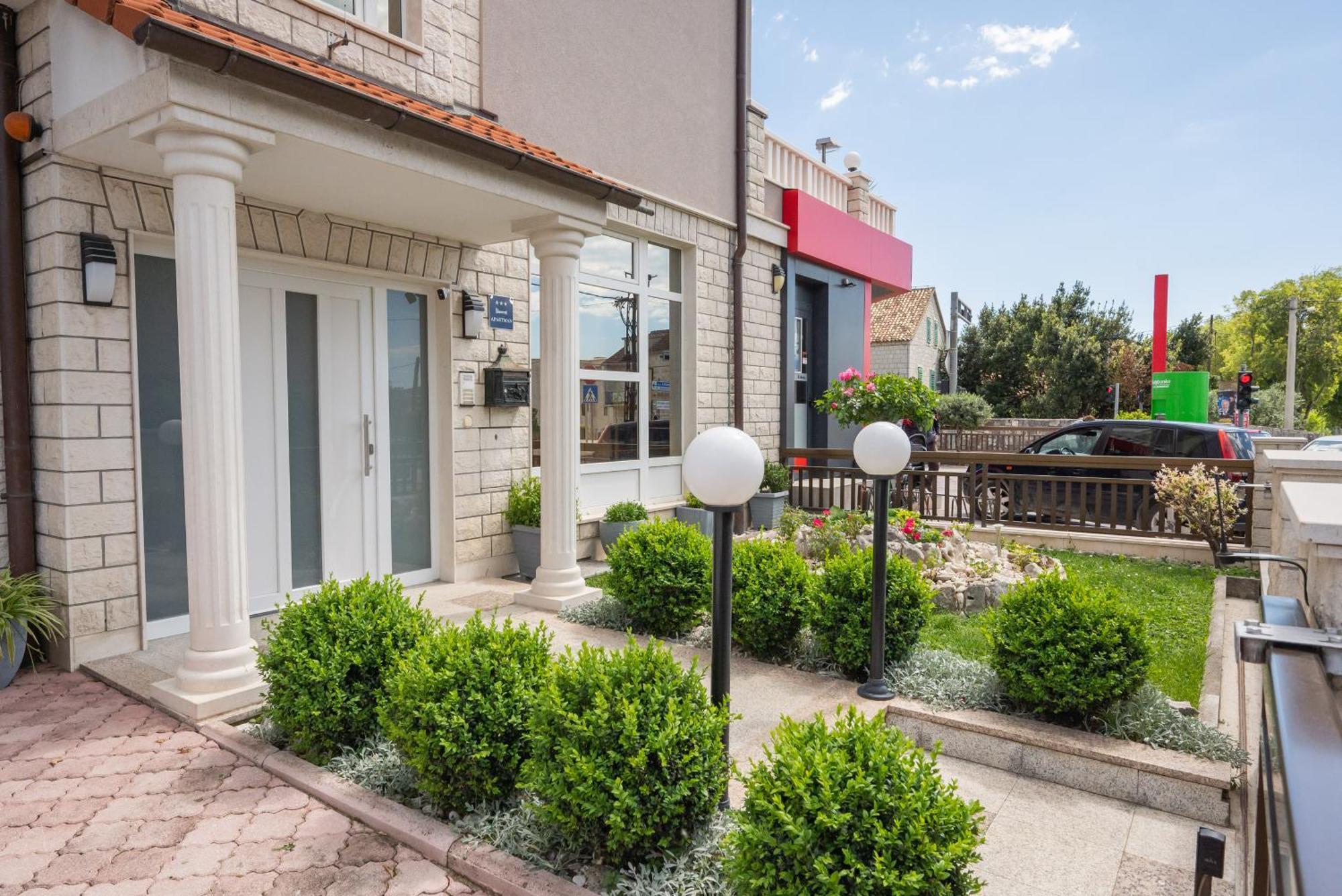Apartments Lovric With Sea View Kaštela المظهر الخارجي الصورة