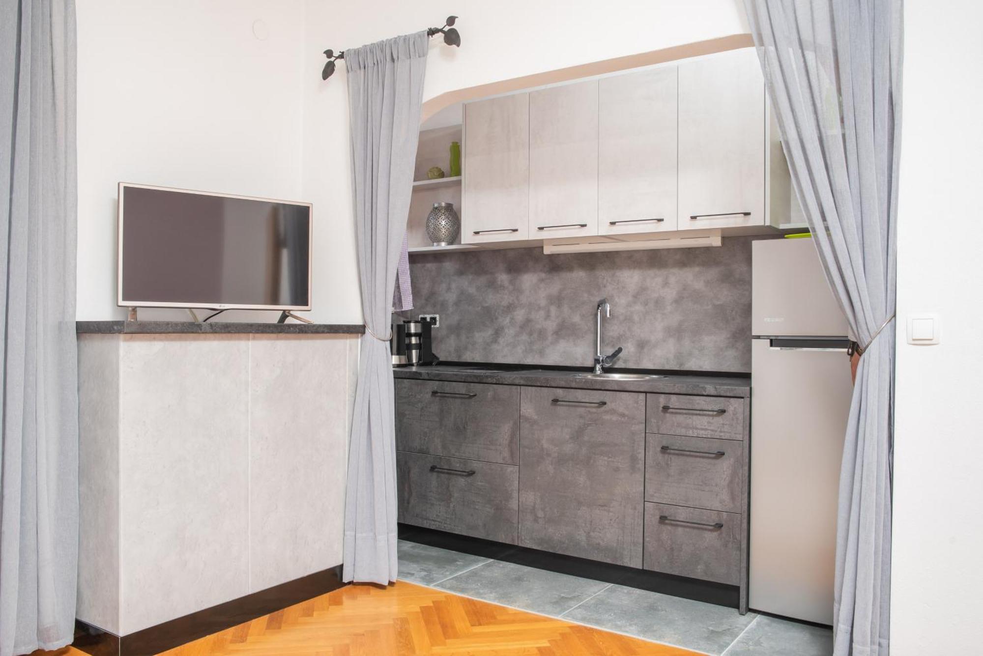 Apartments Lovric With Sea View Kaštela المظهر الخارجي الصورة